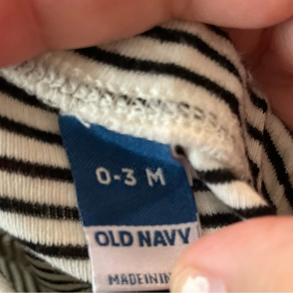 Old Navy Black and White Striped Baby Matching Set size 0-3M